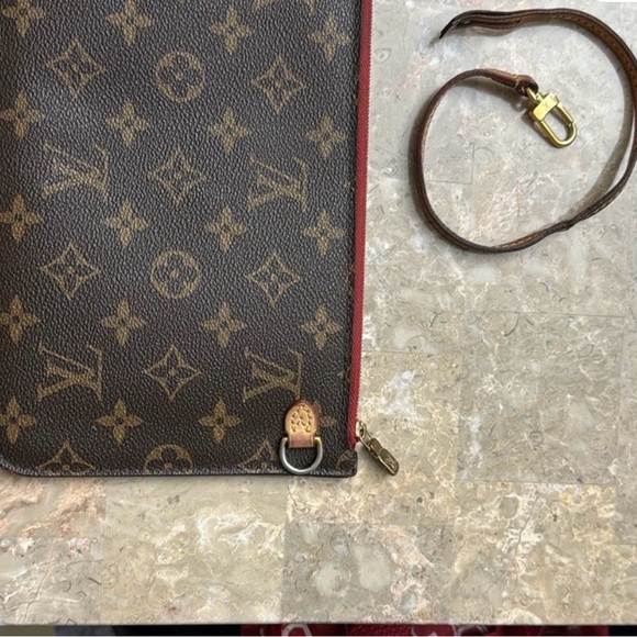 FINAL PRICE DROP!!! Authentic Louis Vuitton Monogram Wristlet - Picture 3 of 11